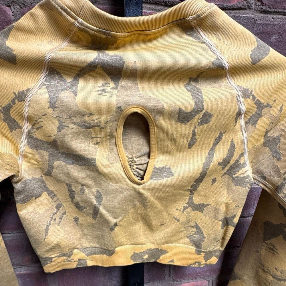 Gymshark ADAPT CAMO SEAMLESS LONG SLEEVE CROP TOP Sz Small NEW - Picture 8 of 8